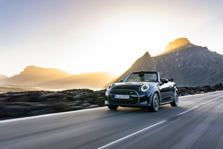 MINI Cooper SE Cabrio – Radosť z jazdy, bez strechy a bez emisií