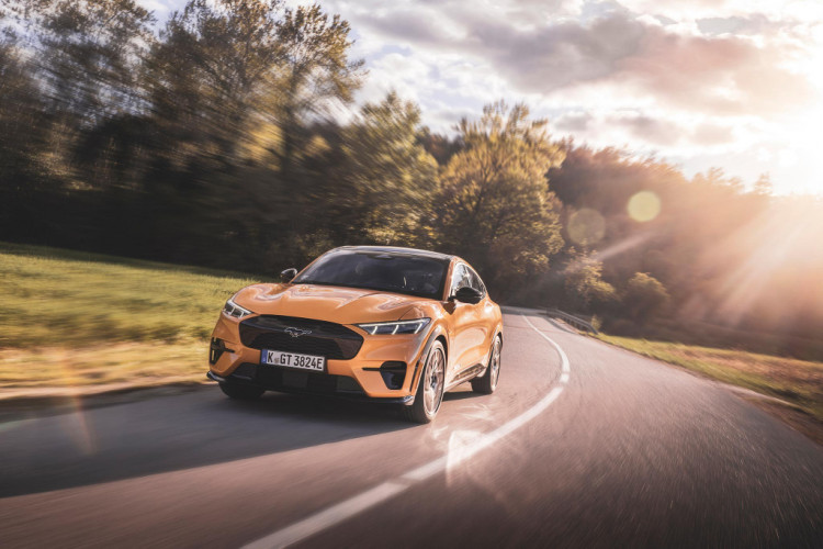 Ford Mustang Mach-E – Elektrická ofenzíva pokračuje, Ford výrazne zlacňuje