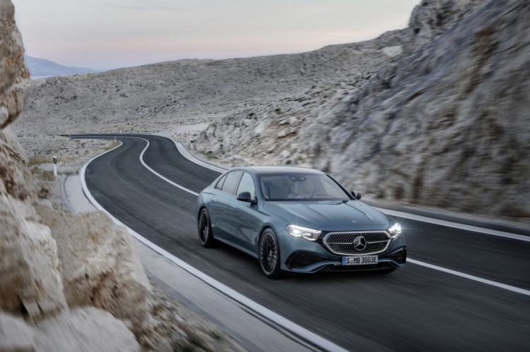 Nová Trieda E od Mercedes-Benz – Klasický dizajn, pokročilé technológie a (zatiaľ) len štvorvalcové motory