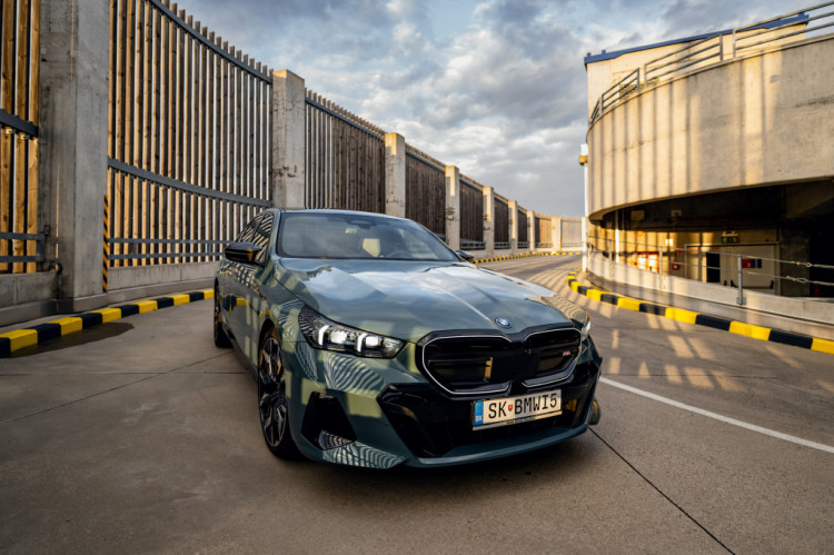 Prvé kilometre za volantom BMW i5 M60 xDrive – Diaľničná stíhačka