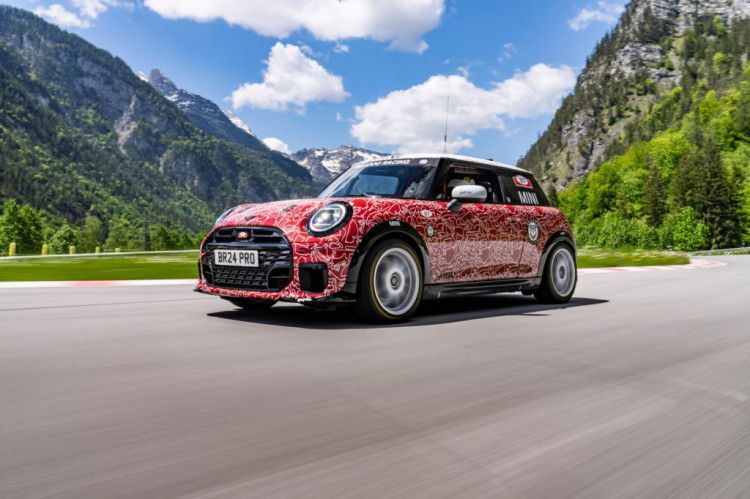 MINI JCW debutuje na pretekoch 24 hodín Nürburgringu