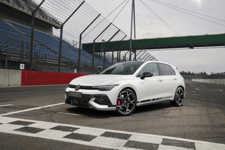 Volkswagen Golf GTI Clubsport – Viac výkonu nedostal, ikonická červená linka zmizla