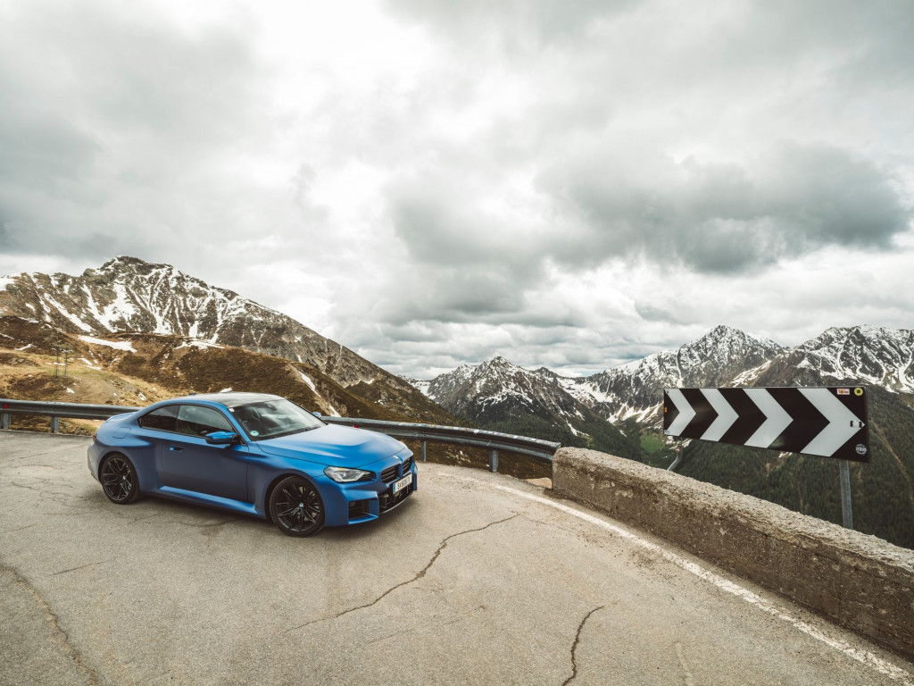 Nová kniha “Okresky 2025: Rakúsko II.” vznikala s pomocou BMW M5 a BMW M2