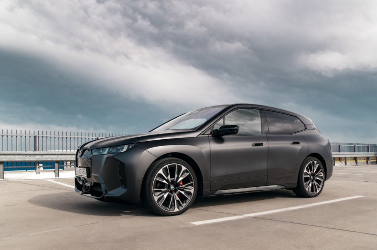 BMW iX M70 xDrive – Elektrický výkrik luxusného ticha